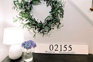table-with-hydrangea-and-wreath